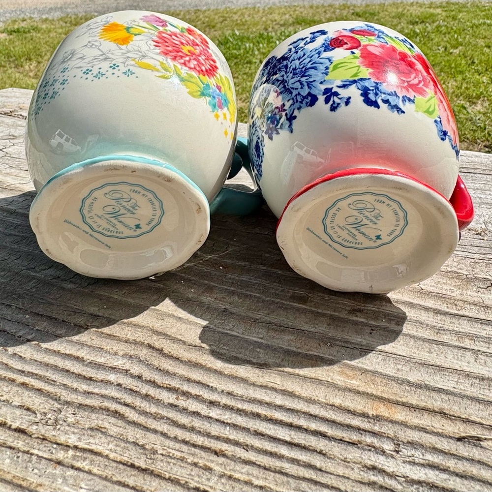 Vintage The Pioneer Woman | Floral Ceramic Mugs with Red and Blue Accents - Picture 4 of 5